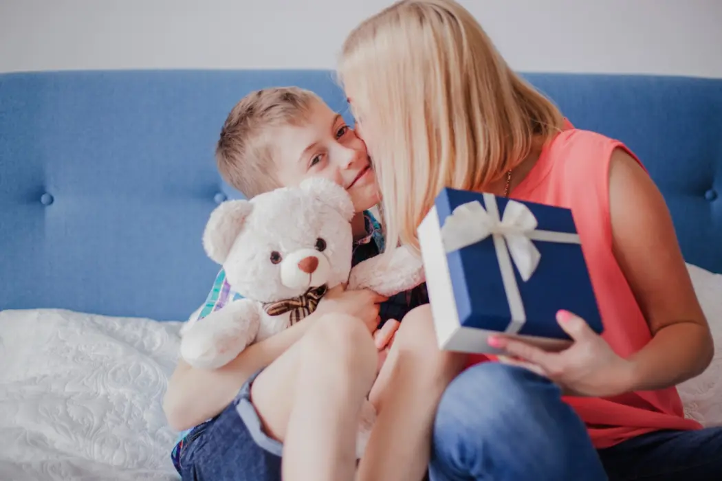 Niezapomniany prezent dla dwuletniego chłopca: co sprawdzi się dla małego odkrywcy?