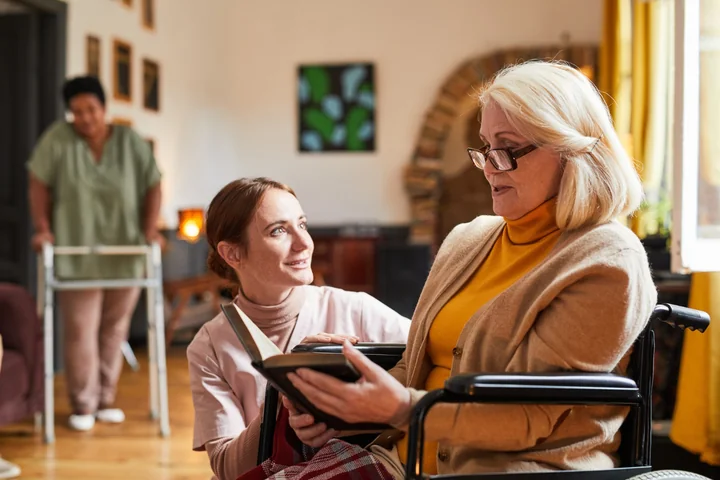 Obraz do artykułu: Jak osiągnąć konkurencyjne wynagrodzenie na rynku agencji opieki nad osobami starszymi?