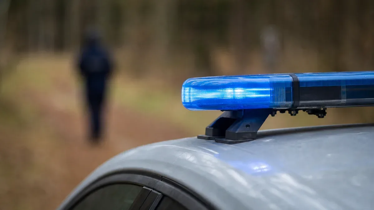 Zaginiony 30-latek ukrywał się w lesie. Policjanci znaleźli przy nim narkotyki