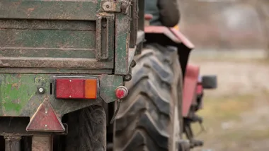 Ciągnik może zniknąć z pola widzenia. Policja ostrzega kierowców