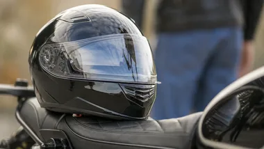 Skradziono kask za 1200 zł przed galerią. 37-latek szybko zatrzymany