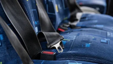 Pasy w autokarze mogą uratować życie. Policja ostrzega przed chwilą wysiadania