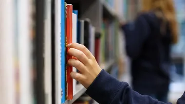 Nie tylko książki. Jerzy Grabowski zaprasza młodych do biblioteki w Ostrołęce