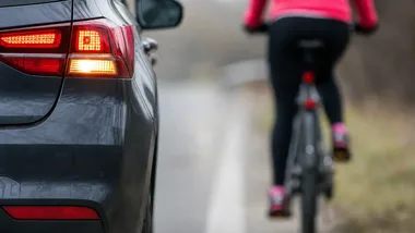 Rowerzystka trafiła do szpitala po wyprzedzaniu przez volvo pod Myszyńcem