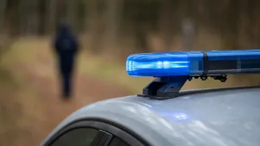 Zaginiony 30-latek ukrywał się w lesie. Policjanci znaleźli przy nim narkotyki