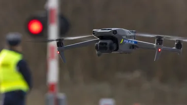 Policyjny dron nad przejazdami w Ostrołęce. 25 mandatów w kilka godzin