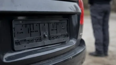 Włamanie do Mercedesa w Ostrołęce. Zniknęły telefon, smartwatch i gotówka