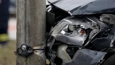 Honda Civic uszkodzona na parkingu w Ostrołęce. Policja szuka świadków