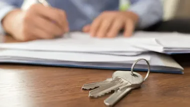 Pod pretekstem wynajmu mieszkania weszły do domu seniorki. Ukradziono 24,5 tys. zł