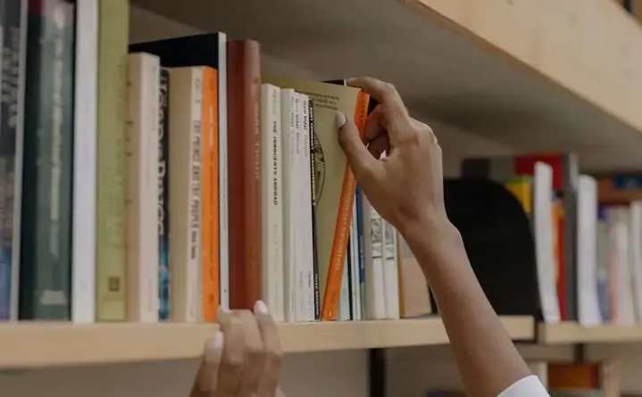 Co czytają kurpiowscy muzealnicy — sonda Biblioteki odkrywa ich lektury