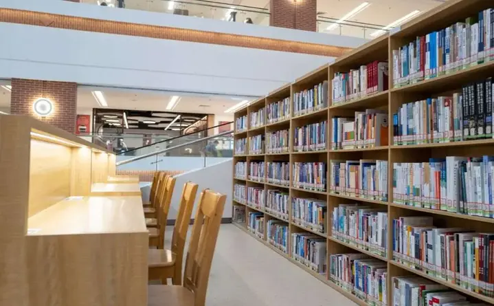 Dyskusyjny Klub Książki w Stacji Biblioteka rozmawia o „Czekaj, mrugaj”