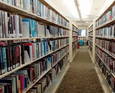 Nie tylko książki. Jerzy Grabowski zaprasza młodych do biblioteki w Ostrołęce