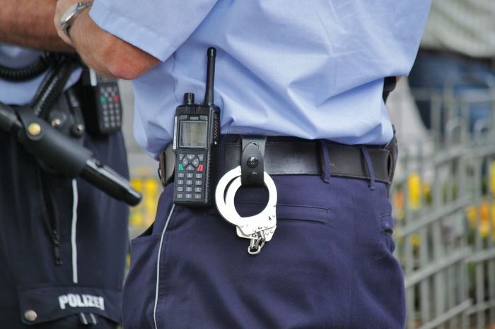 Policja Ostrołęka: Policjanci przypominają: korzystanie z telefonu komórkowego podczas przechodzenia przez przejście dla pieszych jest nie tylko niebepieczne, ale stanowi także wykroczenie