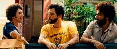 Grafika promocyjna wydarzenia DKF Rejs pokaże „Tajnego agenta” w Ostrołęce. Specjalny seans w cyklu „WŁADZA/CZŁOWIEK”