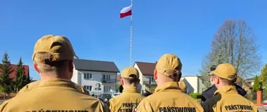 W Ostrołęce strażacy podnieśli flagę. Ten gest miał mocny wymiar