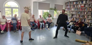 Szabla, tradycja i zaskoczenie - seniorzy spróbowali szermierki w MBP
