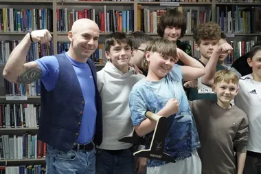 Między regałami staliśmy na rękach - Ćwiczyliśmy z Arturem Zyskowskim