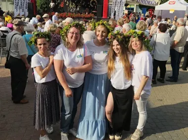 Seniorada w Ostrołęce rozgrzała Plac Wolności do wspólnego śpiewu