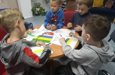 Niedźwiedź z herbu wpadł do biblioteki i zaczął tropić najmłodszych