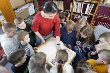 Jeżyki w bibliotece dorosłych - odkryli więcej niż półki z książkami