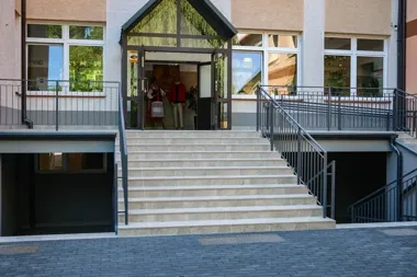 Ostre narzędzie w szkole w Ostrołęce. Kilka osób zostało poszkodowanych