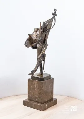 Rzeźba z 1919 roku trafia do Ostrołęki i od razu przyciąga uwagę