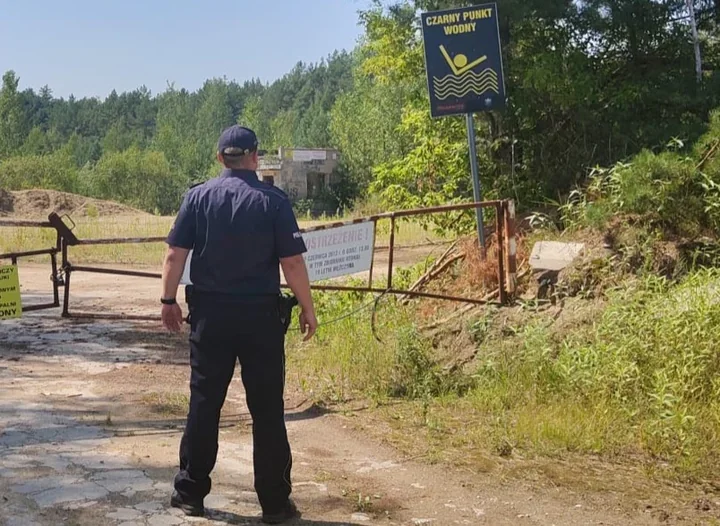 Upał nad wodą i policyjna łódź. W Ostrołęce sprawdzają czarne punkty