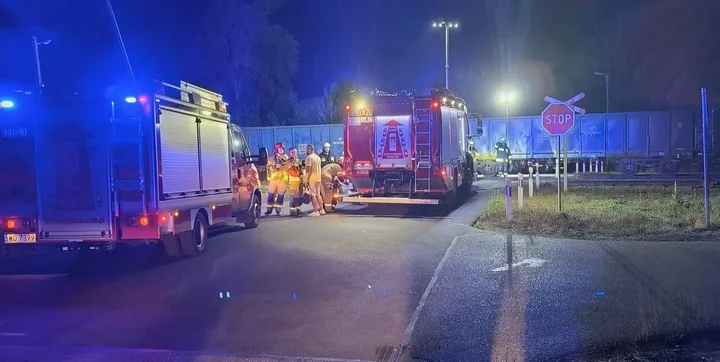 Kierowca toyoty nie ustąpił pociągowi. W akcji policyjne drony