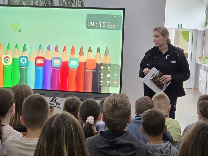 Ponad 50 spotkań o zagrożeniach. Policjanci szkolą uczniów