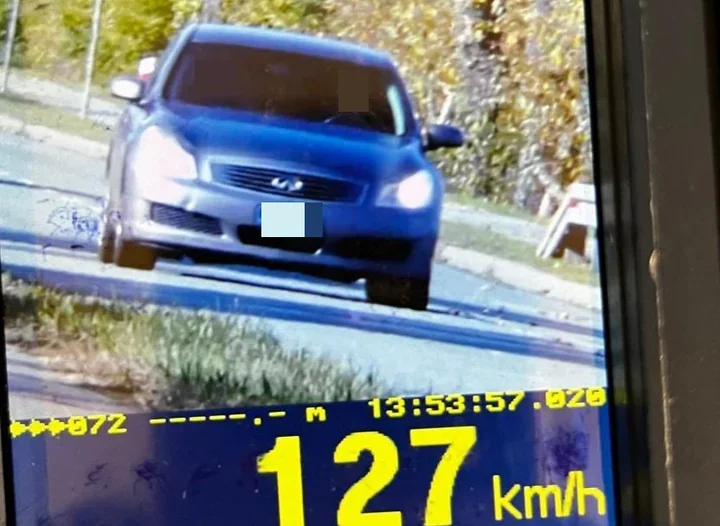 127 km/h przy ograniczeniu do 50. Kierowca stracił prawo jazdy