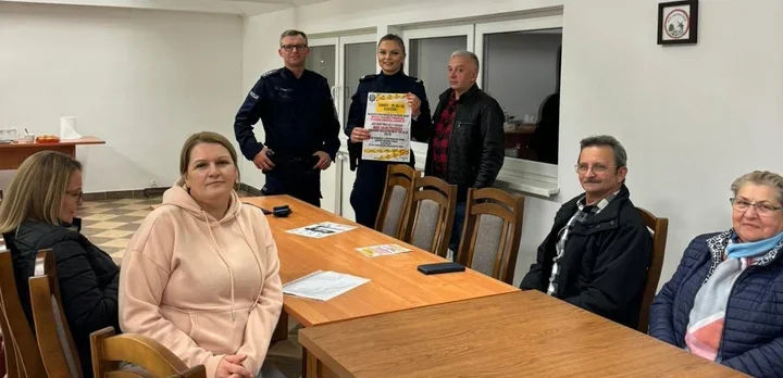 Dzielnicowi z Łyse obnażyli triki oszustów - seniorzy uczą się reagować