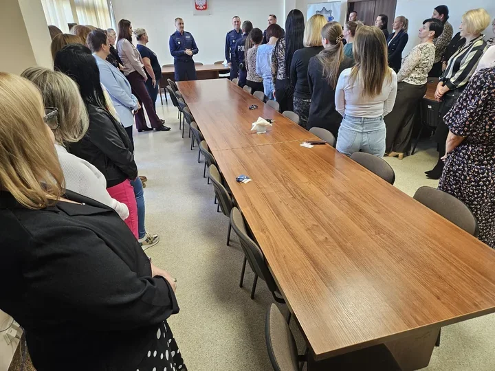 Komenda Miejska zrobiła kobietom słodkie podziękowanie - niespodzianka na sali