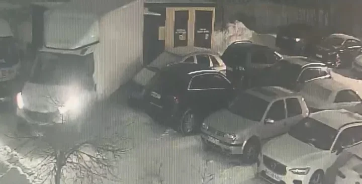 Uderzył zaparkowanego Mercedesa i odjechał - policja szuka kierowcy Iveco