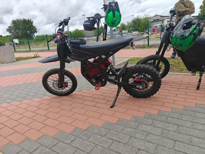 Pięcioro nieletnich na hulajnogach i Surronach wpadło w 3 godziny