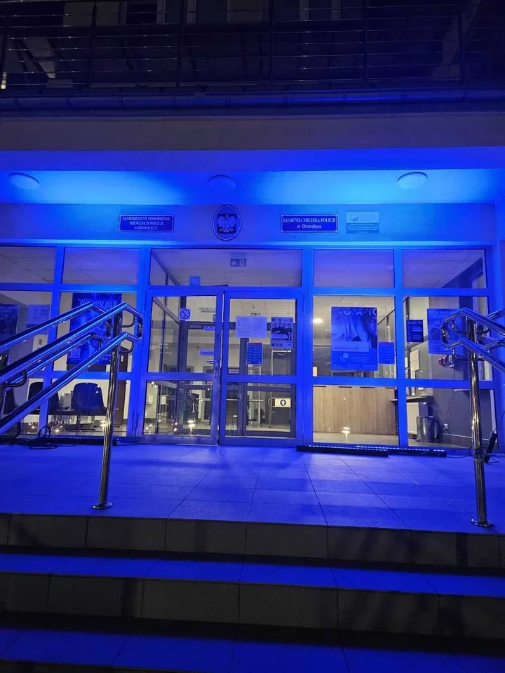 Ostrołęka upamiętniła poległych policjantów - komenda rozświetlona na niebiesko