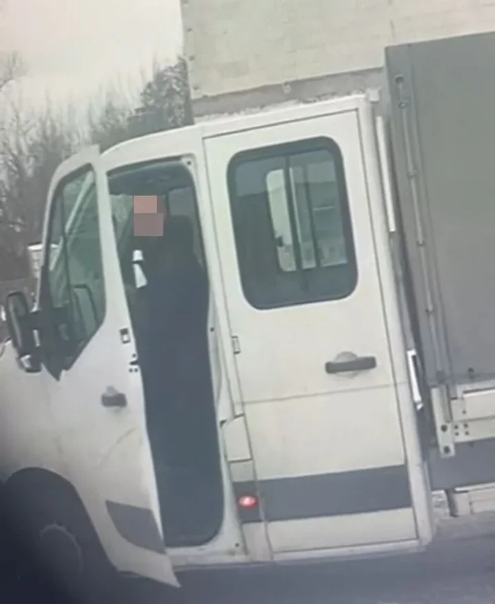 Uderzył w zaparkowanego Jumpera i odjechał - paczkomat zarejestrował jego wizerunek