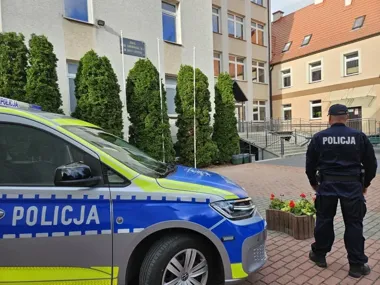 Policja przy szkołach w Ostrołęce. Służby sprawdzają doniesienia o challenge’u