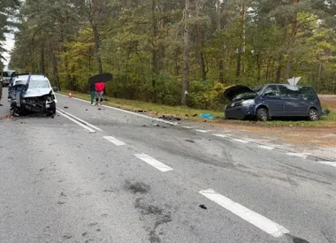 Kierowca volkswagena skręcał i nie ustąpił pierwszeństwa. Dwie osoby w szpitalu