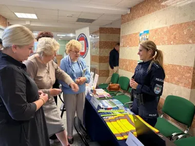 Seniorzy w Ostrołęce usłyszeli, jak rozpoznać oszustów