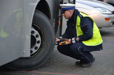 Ani jednej usterki w 12 autokarach - ostrołęcka drogówka sprawdza wyjazdy