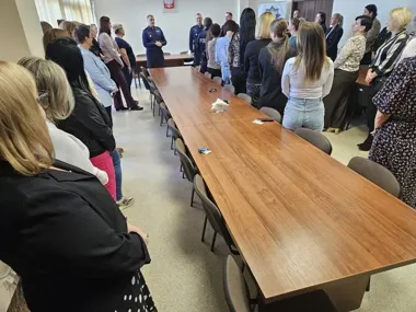 Komenda Miejska zrobiła kobietom słodkie podziękowanie - niespodzianka na sali