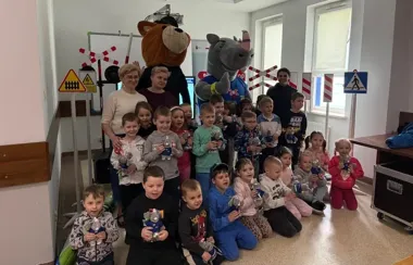Komisarz Kurpik i Rogatek uczyli dzieci, co grozi na torach w Ostrołęce