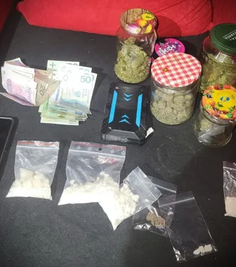 W domu w gminie Kadzidło znaleziono narkotyki - setki porcji i waga elektroniczna