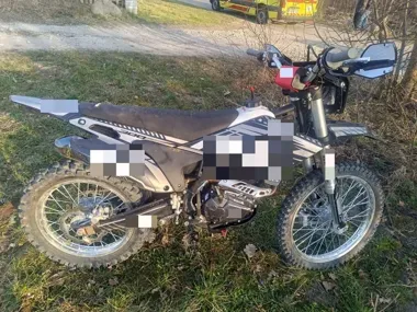 Motocykl wjechał w krzaki na łące - 17-latek trafił do szpitala