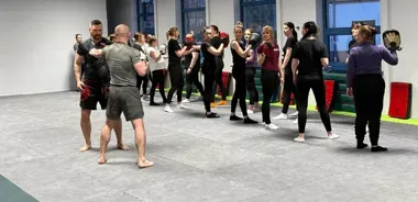 38 kobiet ruszyło na matę - pierwszy trening kursu zaskoczył intensywnością