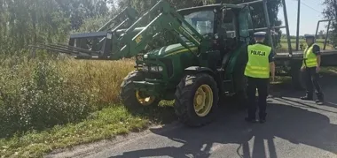 Na drogach powiatu przybywa ciągników - policja zaczęła kontrole bez taryfy ulgowej