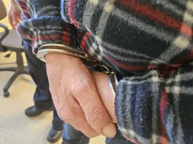 Sekundy po awanturze - 58-latek pobił 84-letnią matkę, trafił do celi