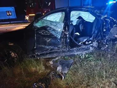 Nietrzeźwy kierowca audi uderzył w drzewo i dwa auta w Obierwi