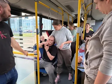 W autobusie w Ostrołęce sprawdzono reakcję na zagrożenie pod presją