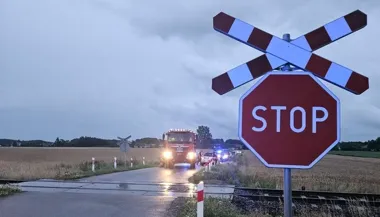 Policja z Ostrołęki ostrzega: na przejazdach kierowcy tylko zwalniają